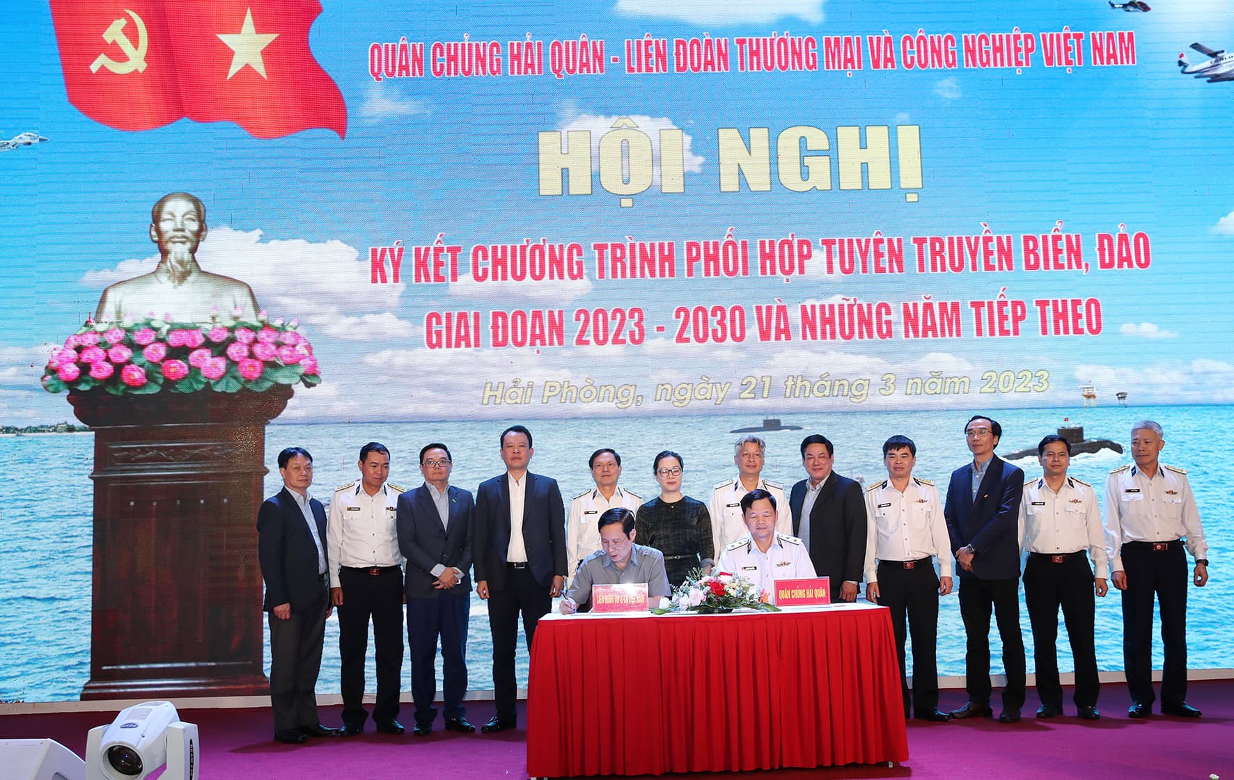 Quân chủng Hải quân-Liên đoàn Thương mại và Công nghiệp Việt Nam: Ký kết chương trình phối hợp tuyên truyền biển, đảo