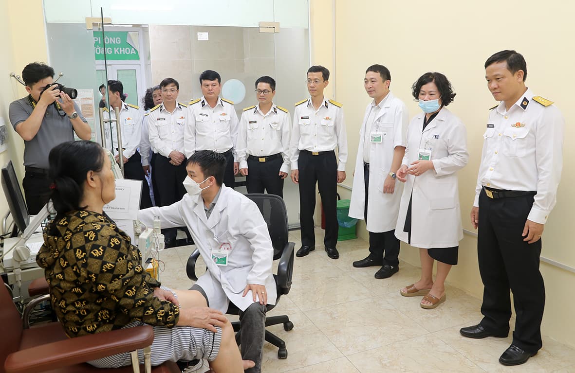Đoàn công tác của Quân chủng Hải quân làm việc với Bệnh viện Châm cứu Trung ương