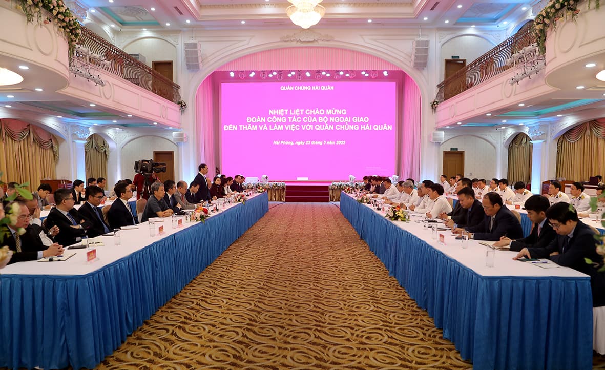 Đoàn công tác của Bộ Ngoại giao làm việc với Quân chủng Hải quân