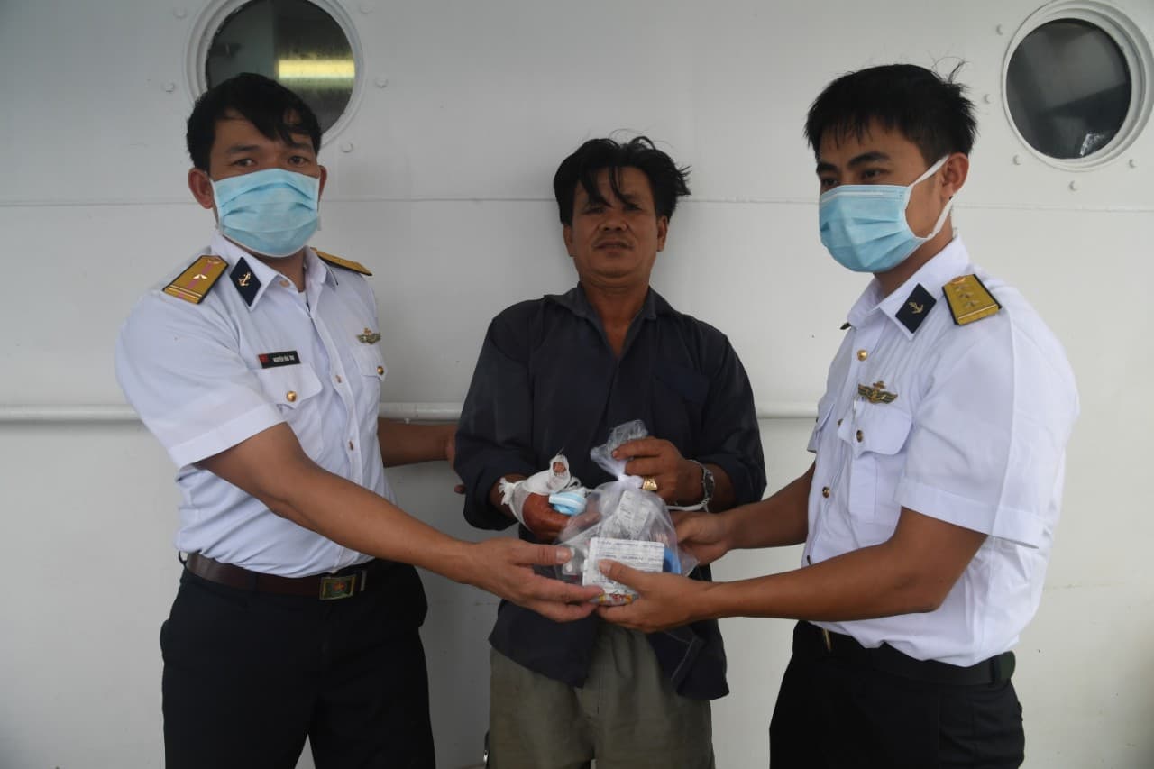 Tàu 269, 263 giúp đỡ 2 ngư dân bị nạn trên biển