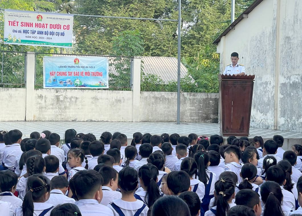 Lữ đoàn 127 nói chuyện truyền thống tại Trường Tiểu học An Thới 3