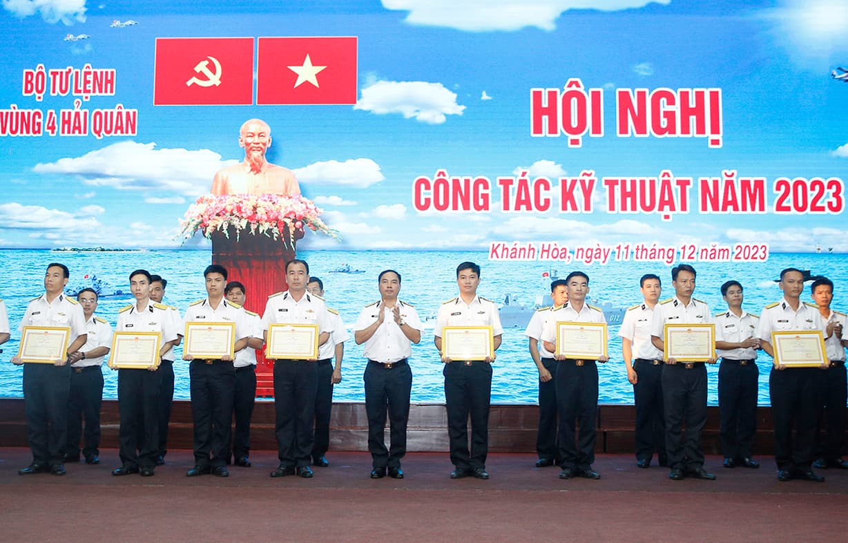 Vùng 4: Bảo đảm đầy đủ, kịp thời trang bị kỹ thuật cho các nhiệm vụ