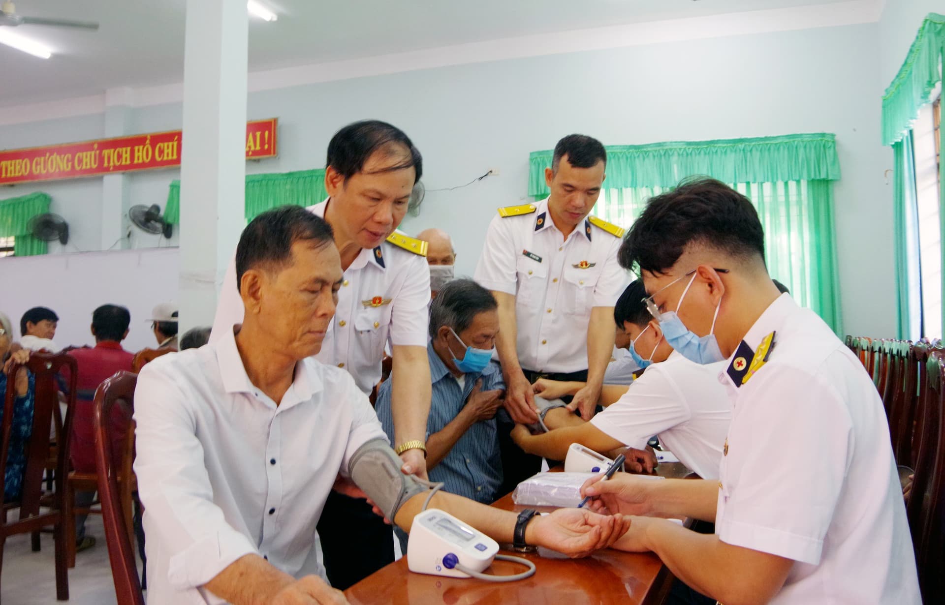 Khám bệnh, cấp thuốc miễn phí cho hơn 300 người dân xã Long Sơn