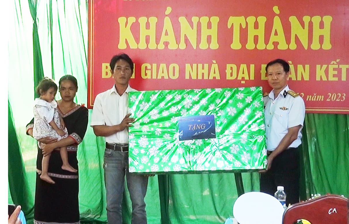 Lữ đoàn 162 bàn giao nhà đại đoàn kết tại huyện Đam Rông