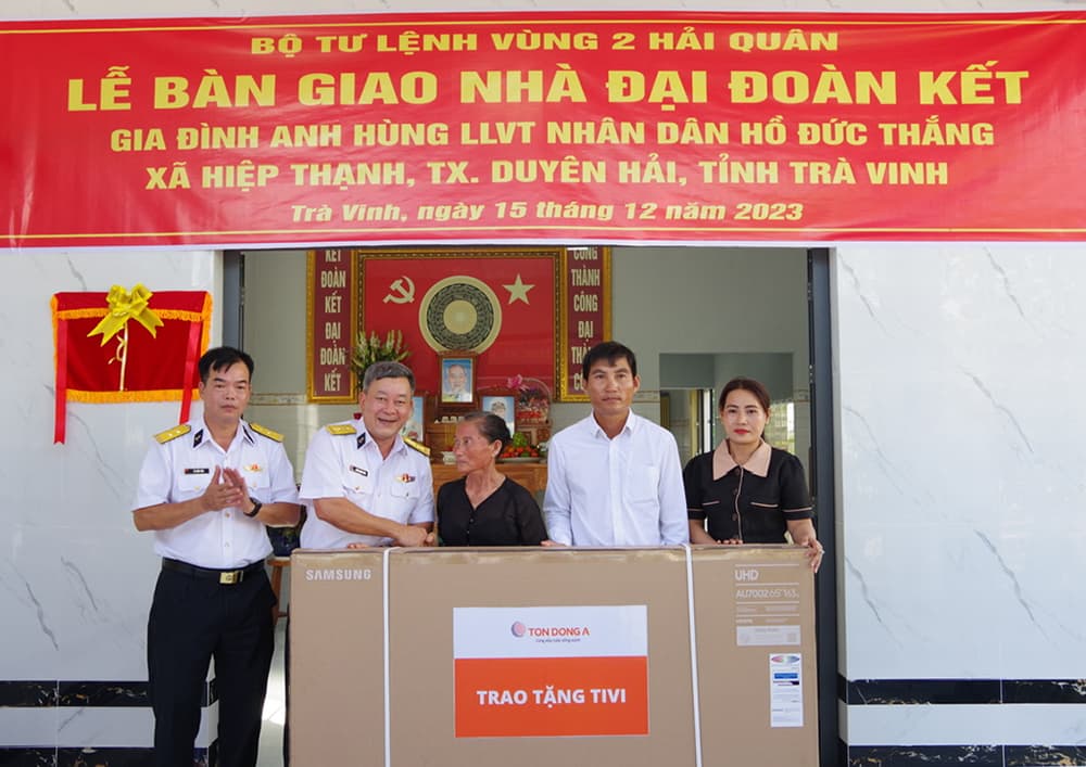 Khánh thành nhà đại đoàn kết tặng gia đình Anh hùng Hồ Đức Thắng