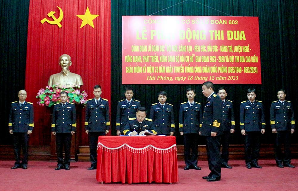 Lữ đoàn 602: Phát động phong trào thi đua của công đoàn và bế giảng lớp báo vụ