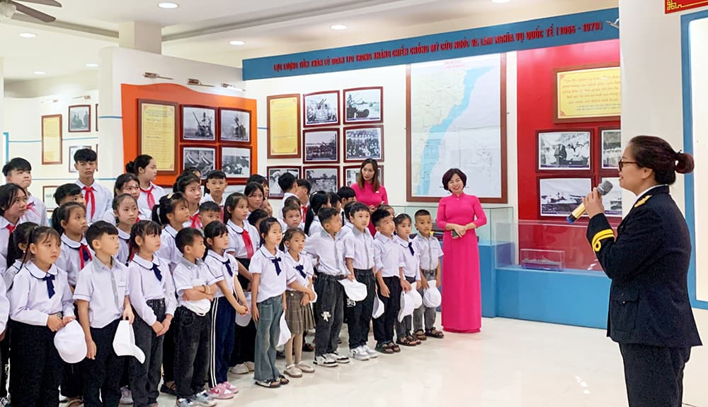 Lữ đoàn 170 đón gần 1.200 giáo viên, học sinh tới tham quan