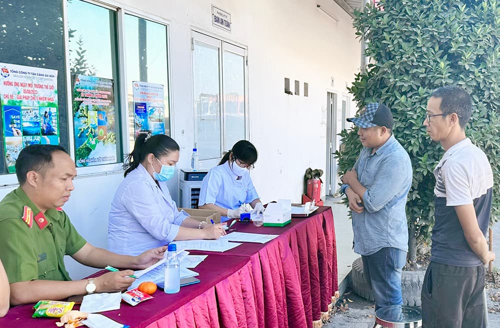 Tổng công ty Tân cảng Sài Gòn phối hợp với lực lượng chức năng kiểm tra các phương tiện vào cảng