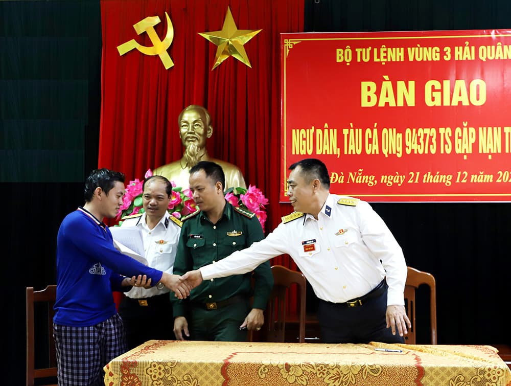 Vùng 3 Hải quân bàn giao tàu cá QNg 94373 TS