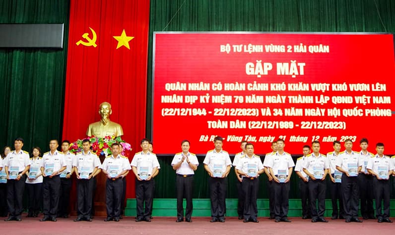 Vùng 2 tặng quà quân nhân thuộc diện chính sách, có hoàn cảnh khó khăn