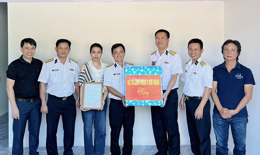 Vùng 5 bàn giao nhà đồng đội tặng nhân viên Tàu 792