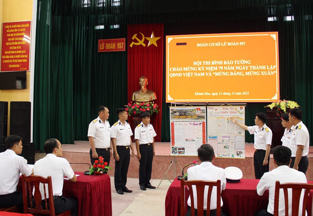 Lữ đoàn 957 tổ chức thi báo tường