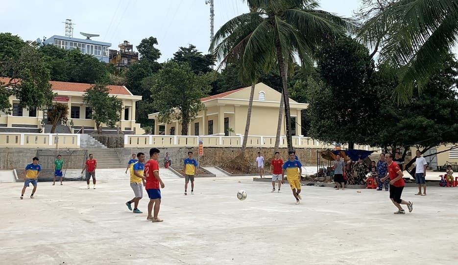 Các đơn vị trên đảo Hòn Chuối giao hữu thể thao