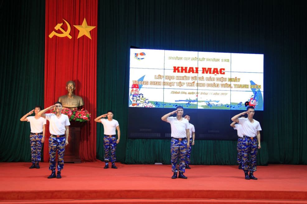 Đoàn cơ sở Lữ đoàn 162: Khai mạc lớp học khiêu vũ cho đoàn viên, thanh niên