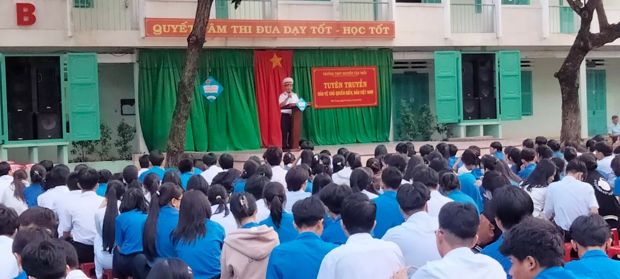 Hơn 1.500 giáo viên, học sinh trường THPT Nguyễn Văn Trỗi nghe thông tin về biển đảo