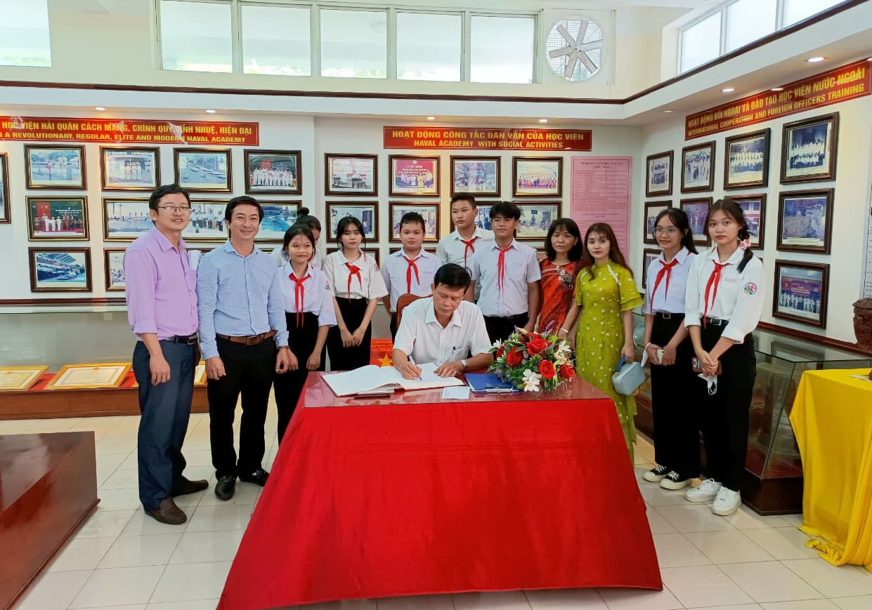 Giáo viên, học sinh Trường THCS Lê Thánh Tông thăm và giao lưu tại Học viện Hải quân