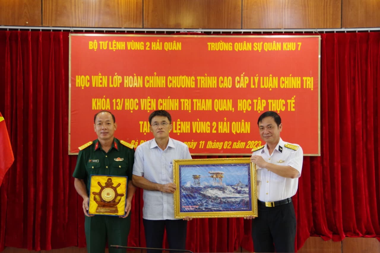 Lớp hoàn chỉnh cao cấp lý luận chính trị tham quan thực tế tại Vùng 2