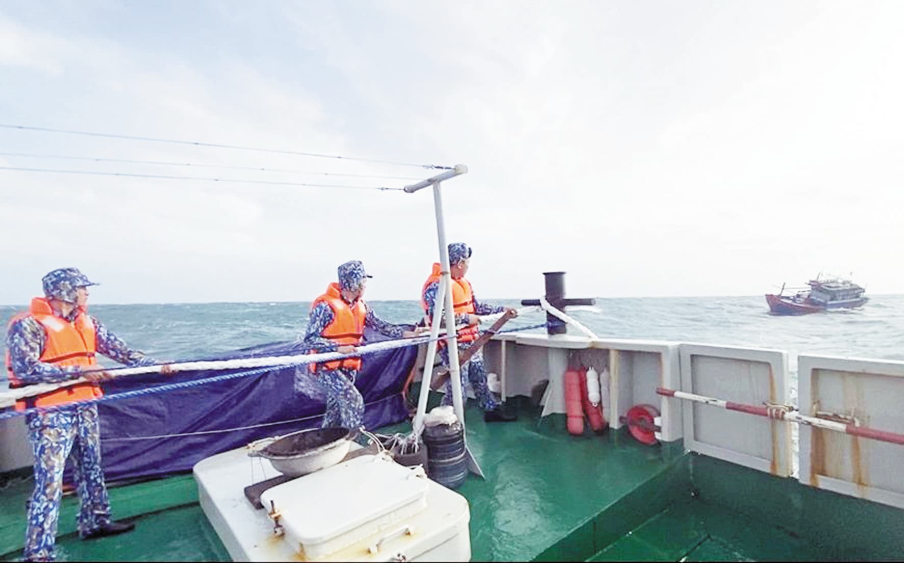 Cứu dân trong mùa biển động