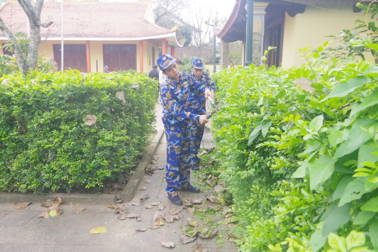 Tuổi trẻ Hải đội 137 lao động làm đẹp khu lưu niệm đồng chí Nguyễn Duy Trinh