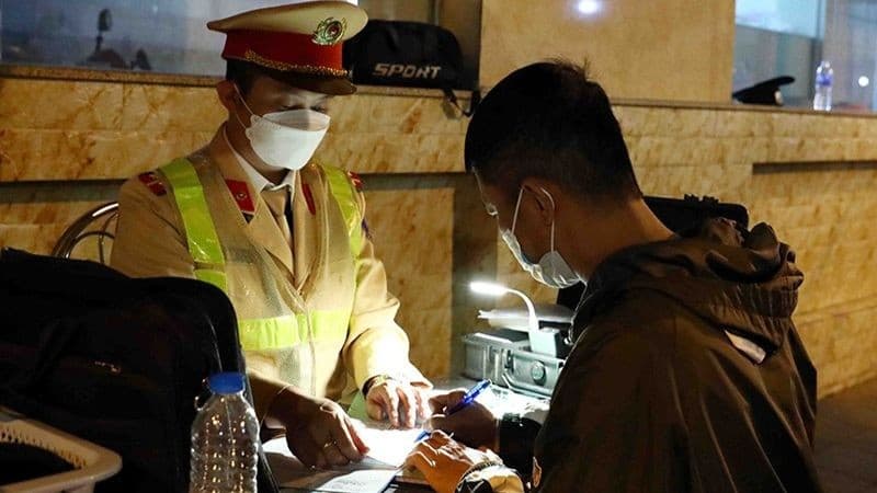 Bao lâu sau uống bia, rượu, hơi thở không còn nồng độ cồn