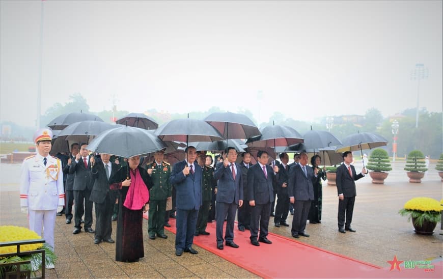 Lãnh đạo Đảng, Nhà nước, Quân đội vào Lăng viếng Chủ tịch Hồ Chí Minh, tưởng niệm các Anh hùng liệt sĩ