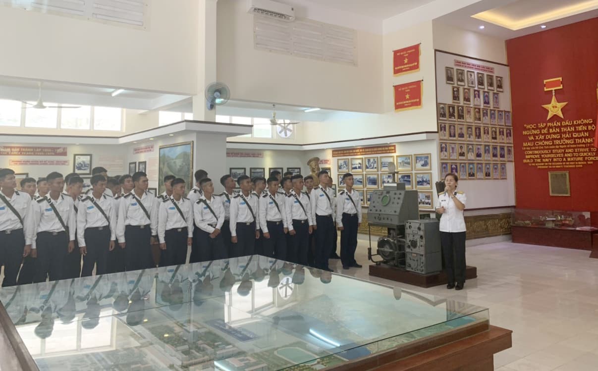 Học viên Khóa 67 Học viện Hải quân tham quan, học tập truyền thống