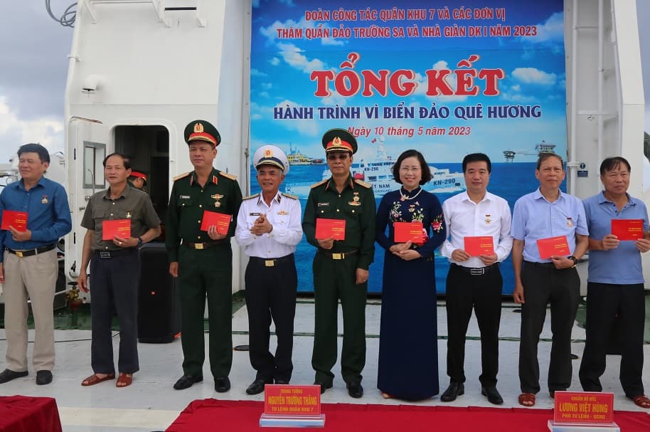 Đoàn đại biểu quân khu 7 và các cơ quan, đơn vị kết thúc chuyến thăm quân, dân huyện đảo Trường Sa