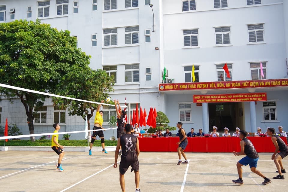 Lữ đoàn 172 giao hữu thể thao với thủy thủ tàu Hải quân Ấn Độ