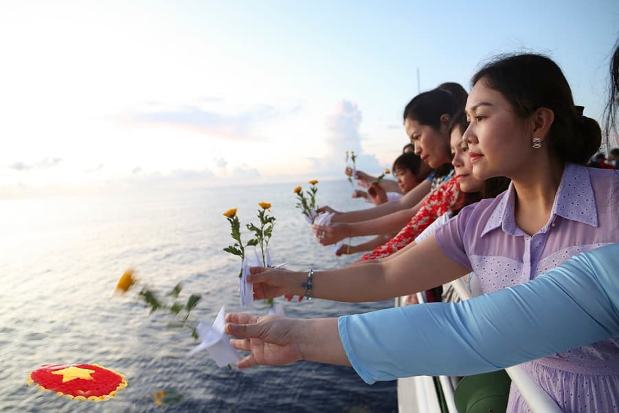 Đất liền yêu Trường Sa!