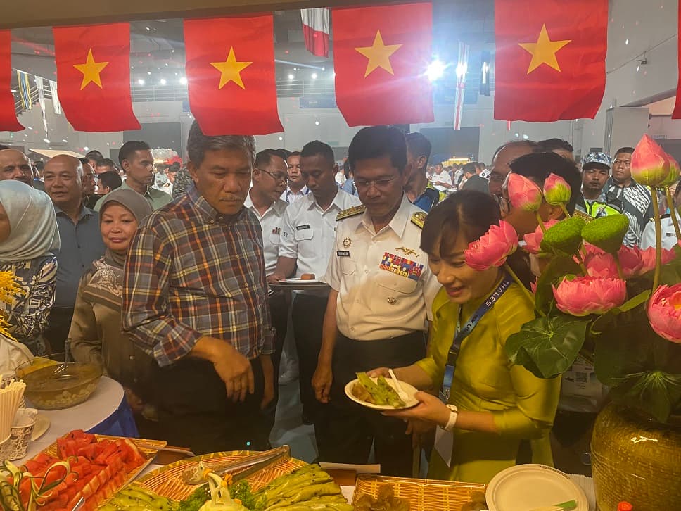 Hải quân Việt Nam giao lưu văn hóa, ẩm thực trong khuôn khổ LIMA 2023