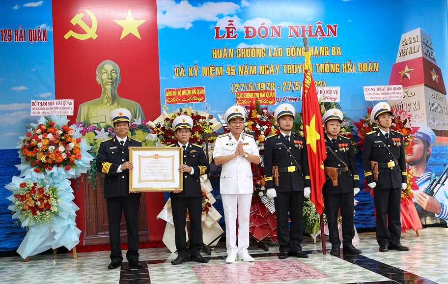Hải đoàn 129 đón nhận Huân chương Lao động hạng Ba