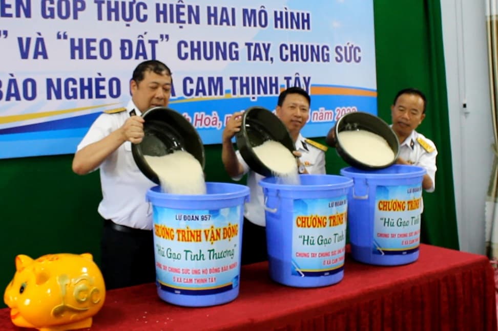 Lữ đoàn 957 vận động quyên góp, ủng hộ đồng bào khó khăn