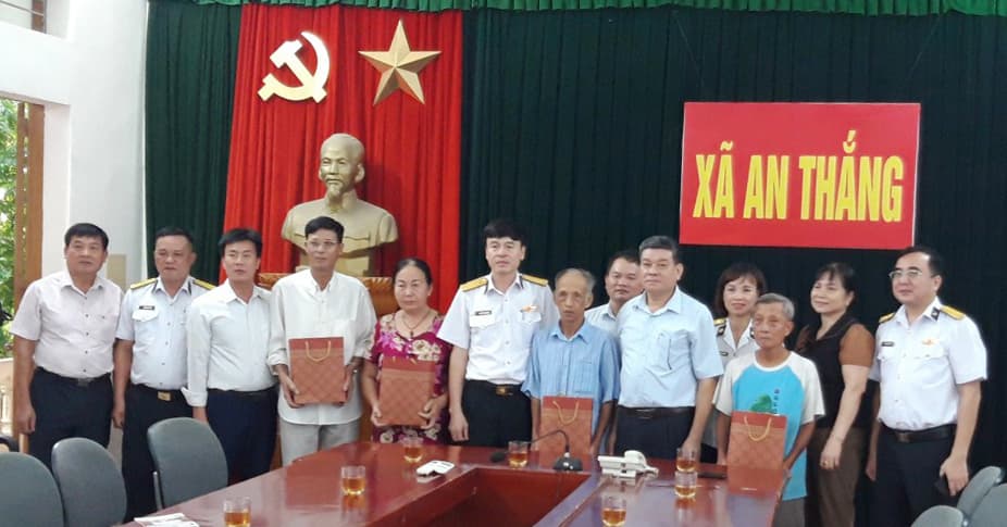 Cục Hậu cần Hải quân thăm, tặng quà các đối tượng chính sách