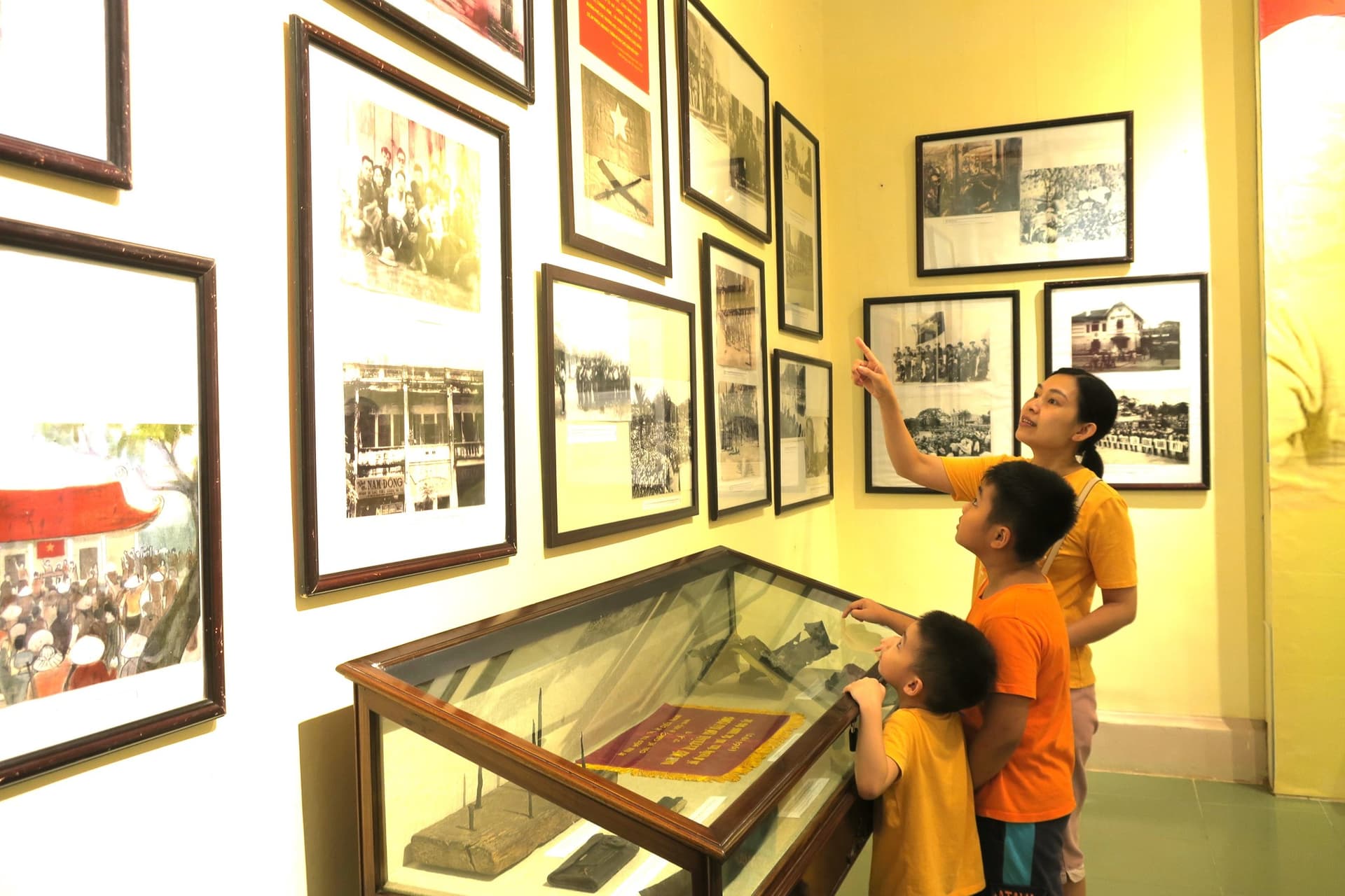 Bảo tàng Hải Phòng trưng bày hơn 200 hình ảnh, tư liệu và hiện vật về chuyên đề "Dấu ấn mùa thu lịch sử"