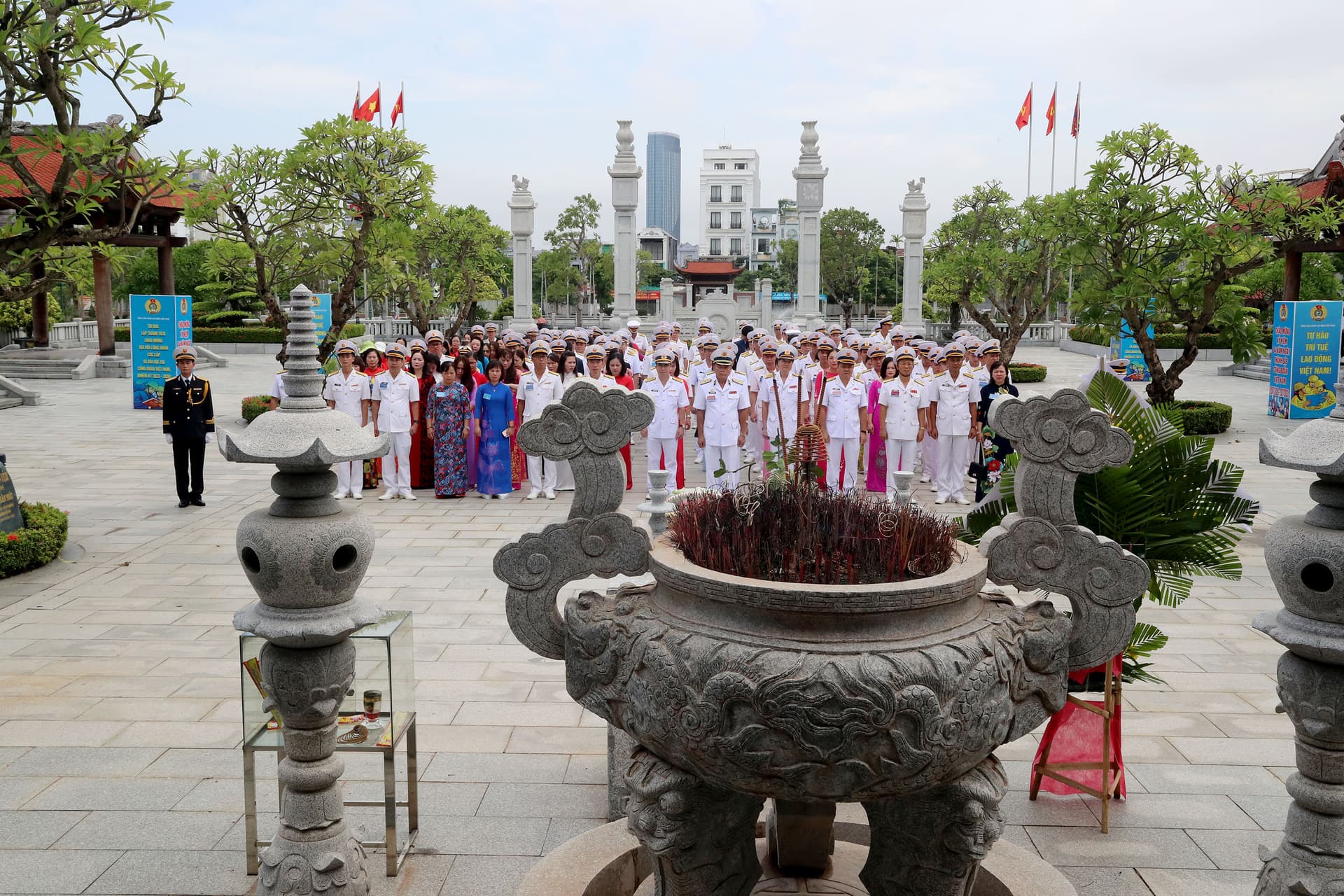Đoàn đại biểu dự Đại hội đại biểu Công đoàn Quân chủng Hải quân lần thứ IX dâng hương tại Di tích Bến K15