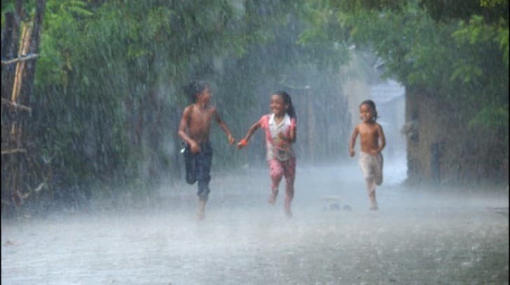 Xa quê mùa bão giông