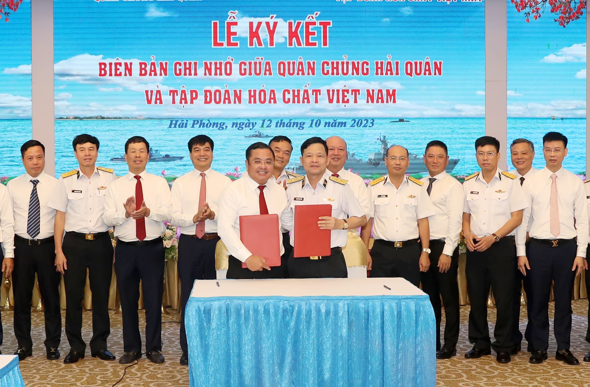 Quân chủng Hải quân và Tập đoàn Hóa chất Việt Nam ký kết biên bản ghi nhớ