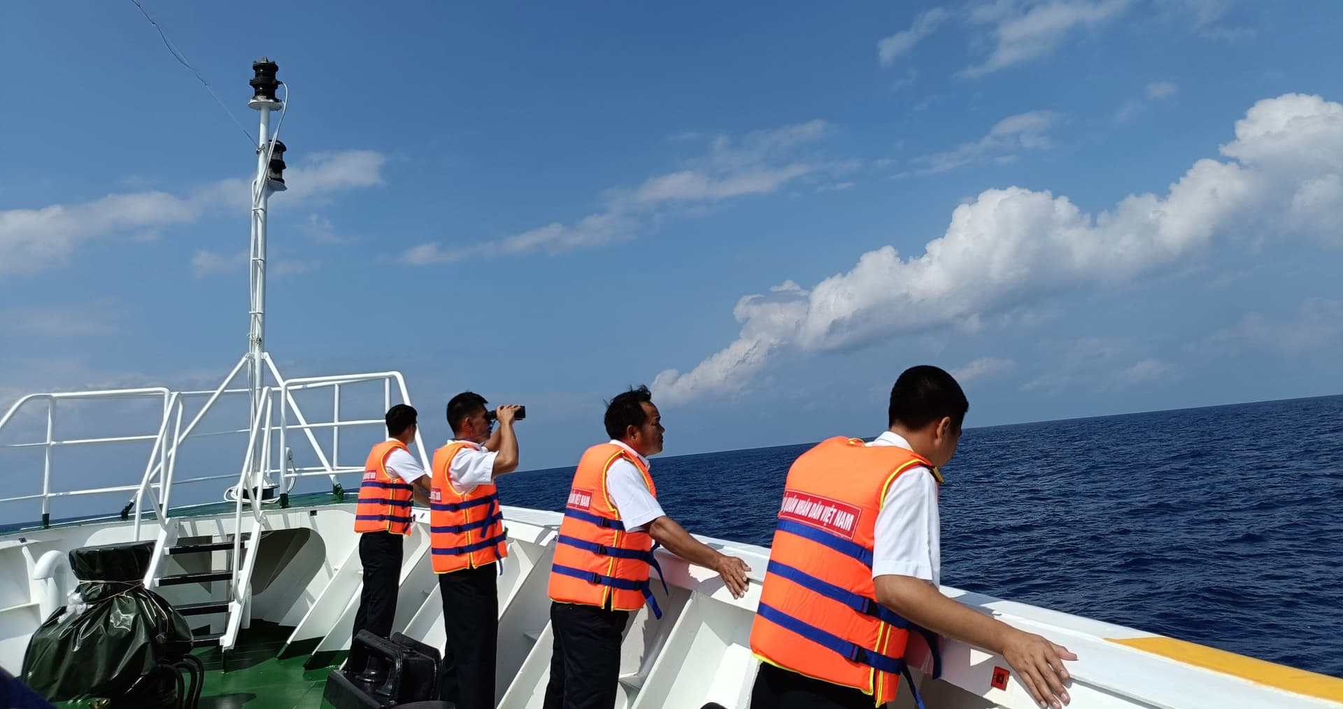 Quân chủng Hải quân điều tàu tìm kiếm ngư dân mất tích trên biển