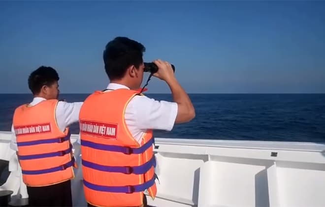 Tàu 467 tiếp nhận 81 ngư dân và 2 thi thể trên các tàu cá bị chìm đưa về đất liền