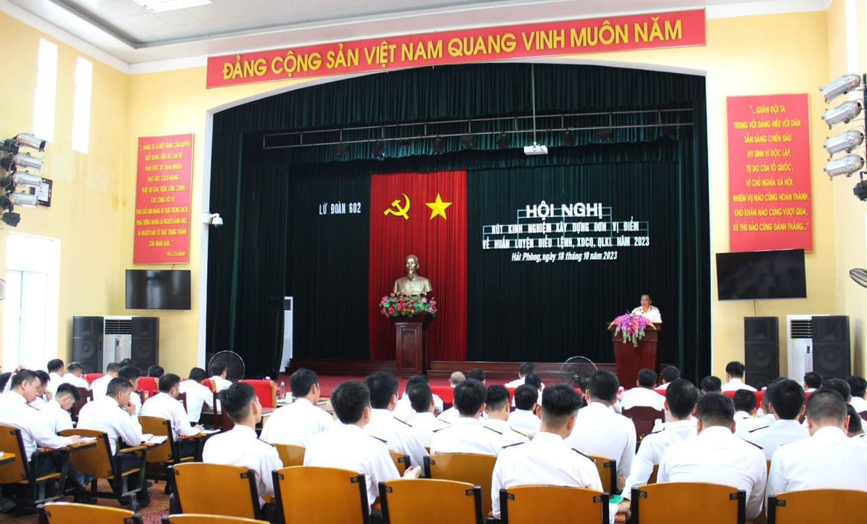 Lữ đoàn 602 rút kinh nghiệm xây dựng đơn vị điểm về huấn luyện điều lệnh