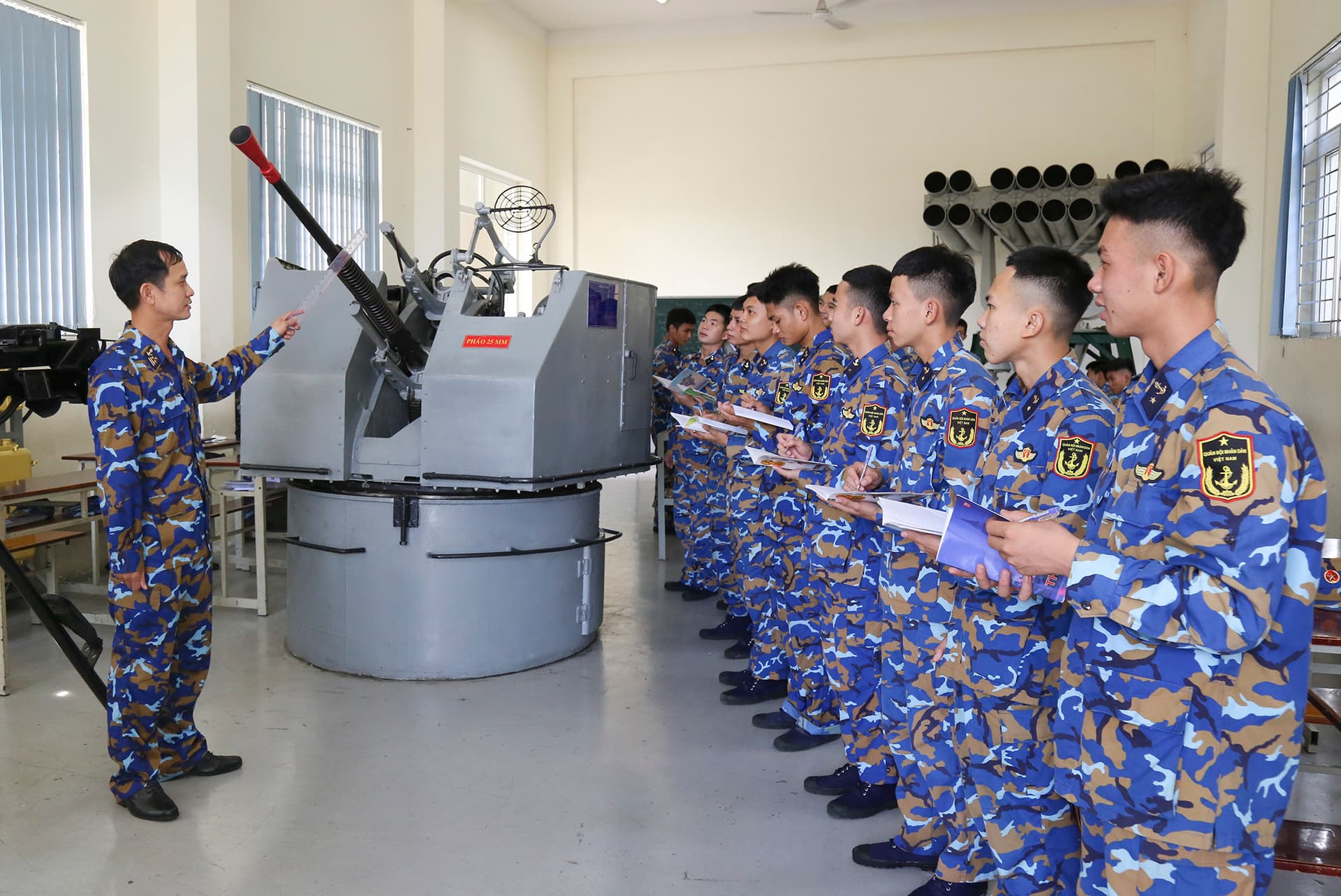 Cán bộ, giảng viên, học viên Trường Cao đẳng Kỹ thuật Hải quân thi đua dạy tốt, học tốt