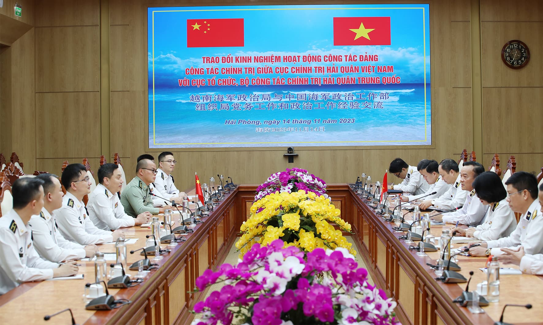 Cục Chính trị Hải quân Việt Nam và Cục Tổ chức, Bộ Công tác Chính trị Hải quân Trung Quốc trao đổi kinh nghiệm