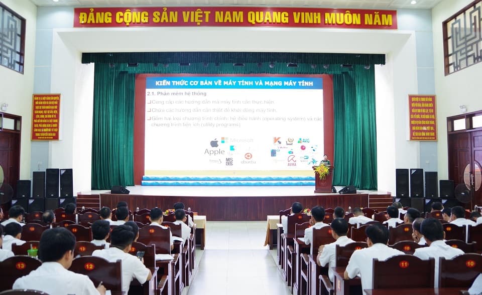 Trường Cao đẳng Kỹ thuật Hải quân bồi dưỡng tin học cho cán bộ, giảng viên