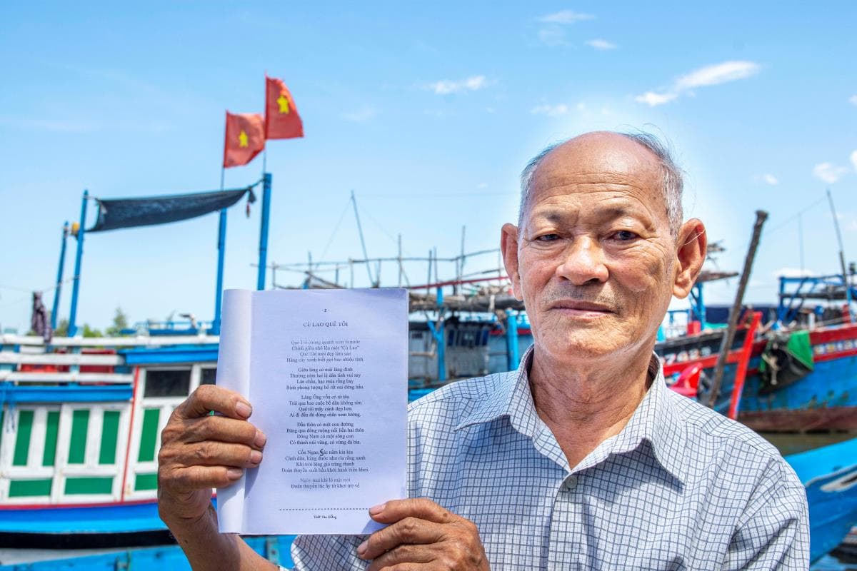 Lão ngư kiên cường bám biển và những vần thơ đầy nghị lực nơi biển khơi
