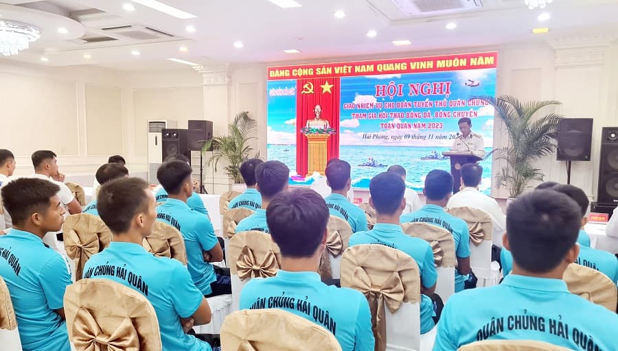 Quân chủng Hải quân giao nhiệm vụ cho đoàn tuyển thủ bóng đá, bóng chuyền
