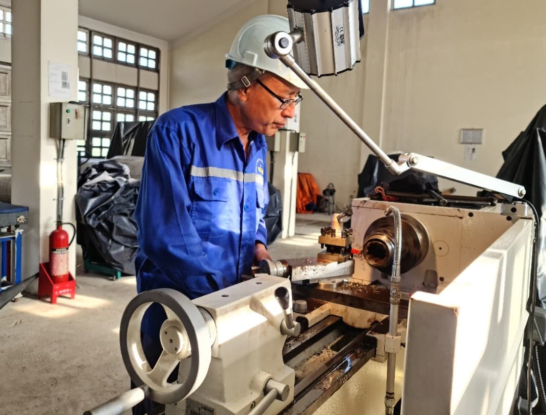 Trung tâm Dịch vụ hậu cần - kỹ thuật đảo Trường Sa sửa chữa hệ thống tời lưới cho tàu cá BĐ 95854 TS