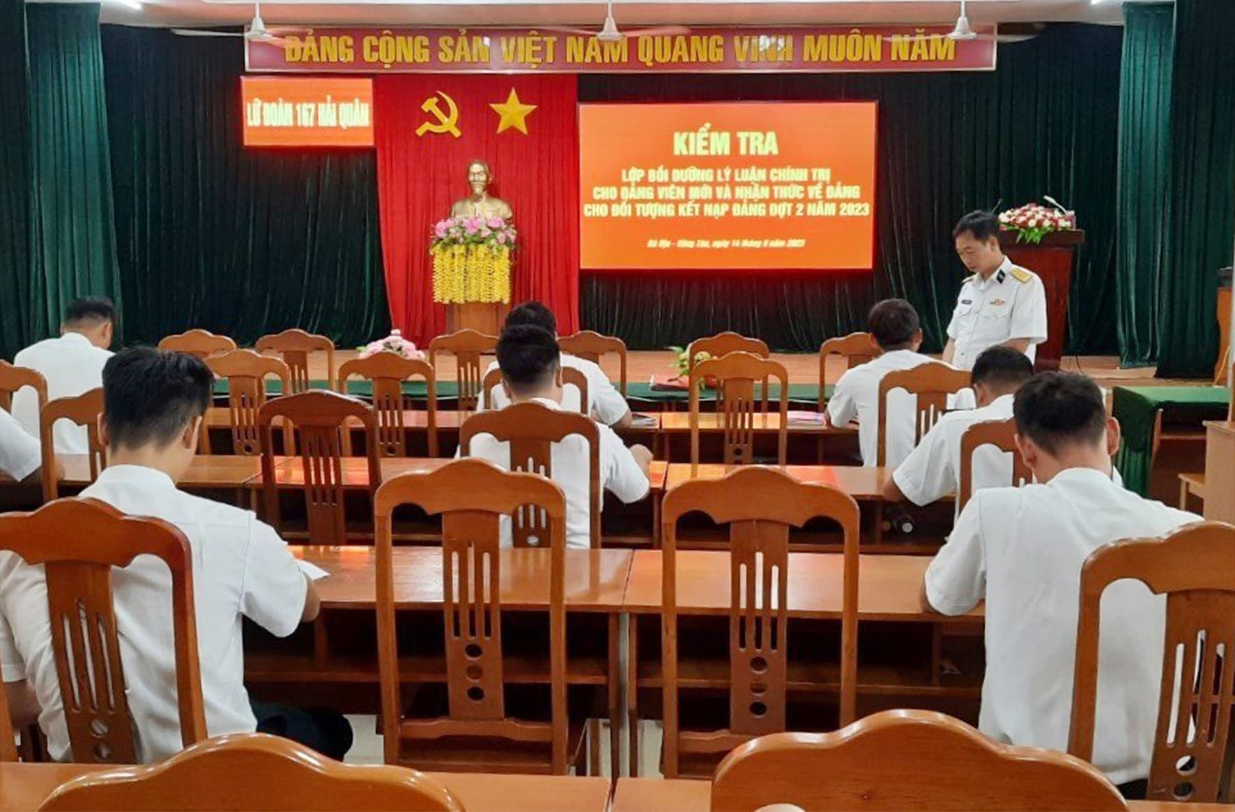 Lữ đoàn 167 bồi dưỡng nhận thức chính trị cho đối tượng Đảng và đảng viên mới