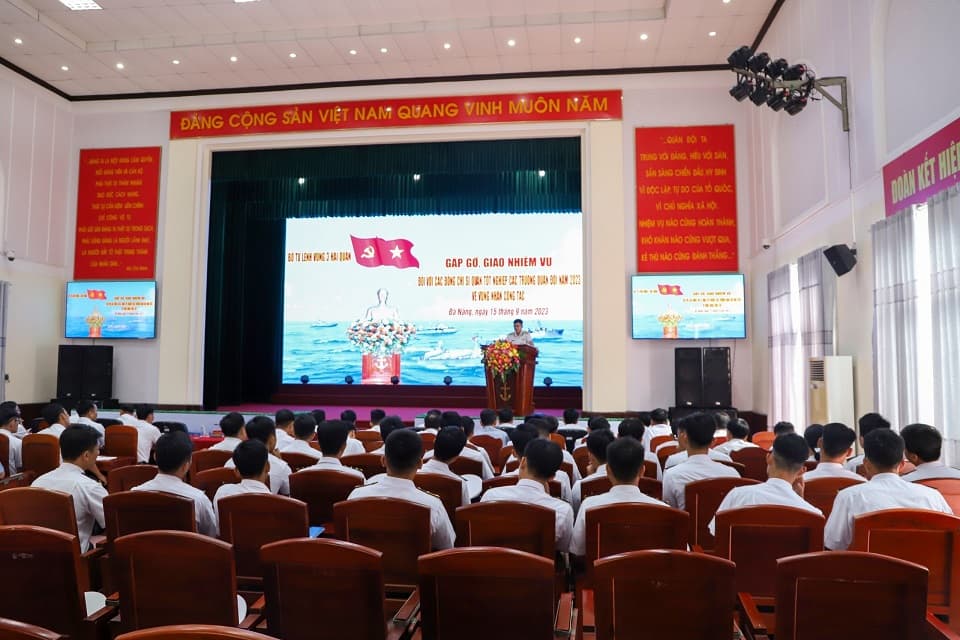 Vùng 3: Gặp gỡ, giao nhiệm vụ cho sĩ quan trẻ