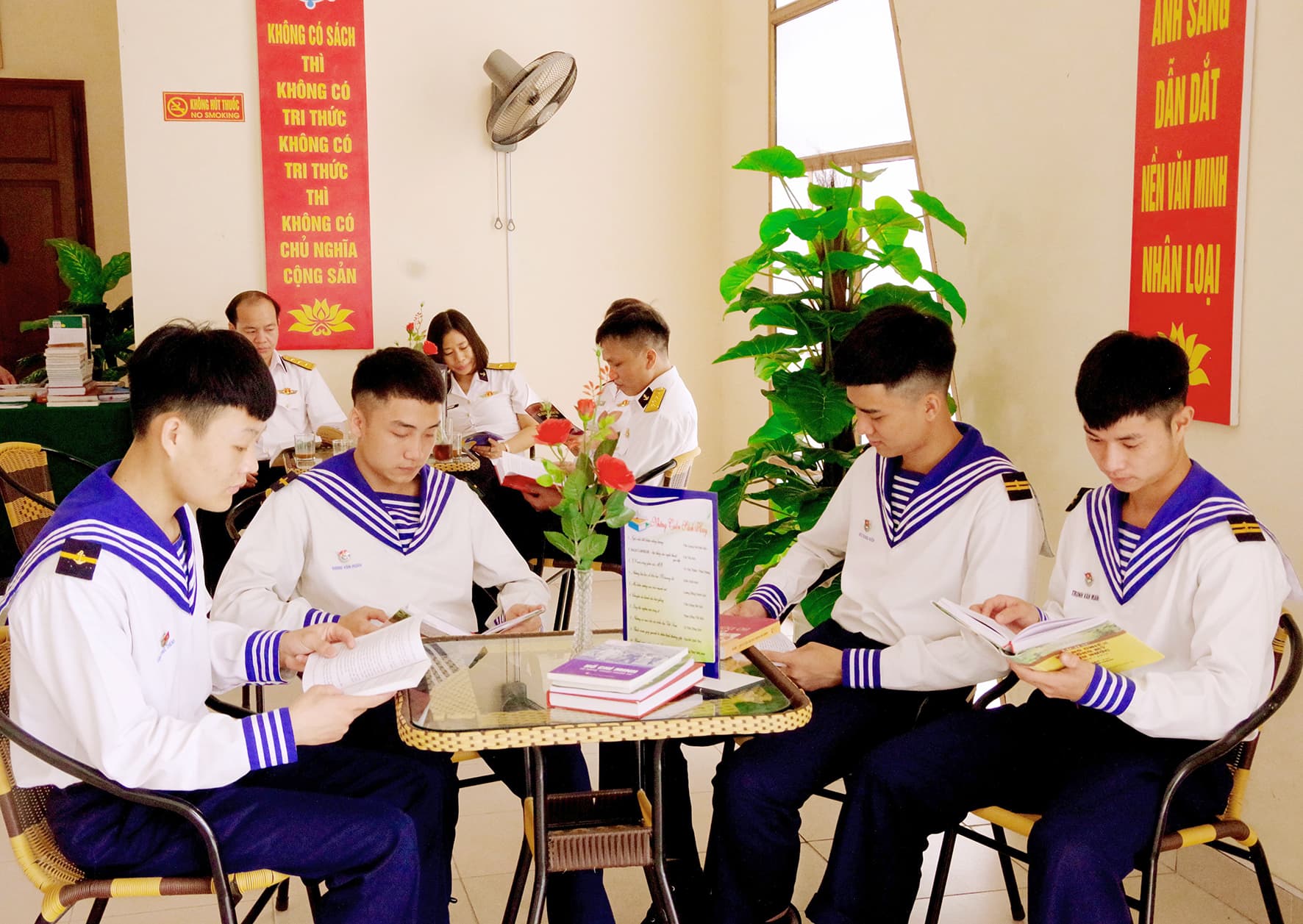 Đổi mới công tác giáo dục chính trị sát thực tiễn