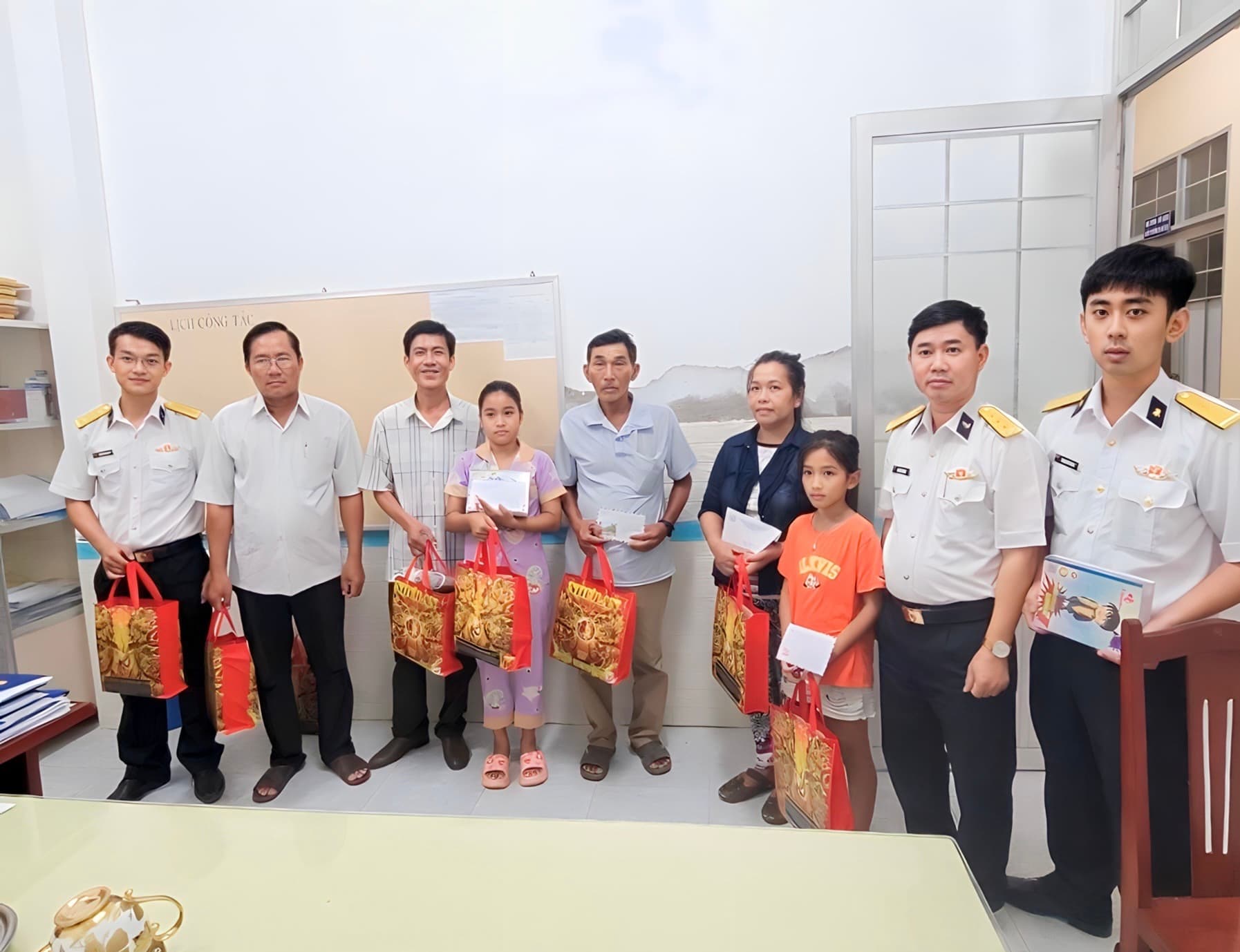 Trung tâm Bảo đảm kỹ thuật Vùng 2 tặng quà con ngư dân tại Bạc Liêu